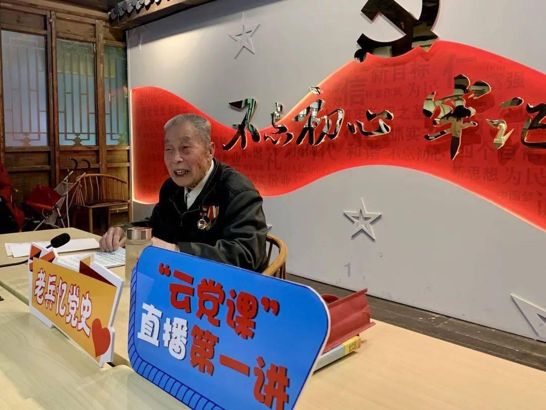 可爱小猫向上跳